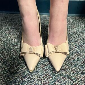 Shoe Dazzle Cream Bow Heels